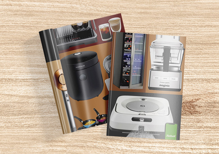 Katalog mit diversen Produkten abgebildet auf Holz liegend.